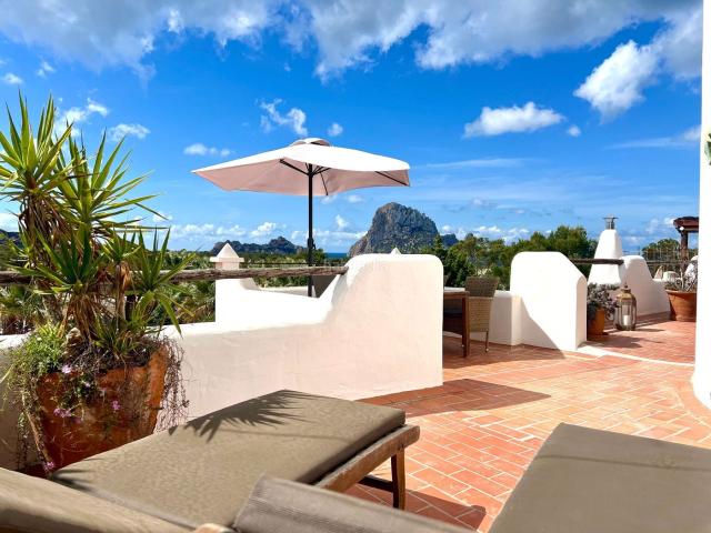 Casa en venta en Baleares Sant Josep de sa Talaia, Cala Vedella Cala Tarida. Una pequeña torre única con vistas a Es Vedrà. Casas Sant Josep de sa.