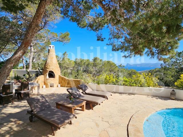Casa en venta en Baleares Sant Josep de sa Talaia, Cala Vedella Cala Tarida. Romántica casa en ubicación elevada con preciosas vistas al mar y al atardecer. Casas Sant Josep de sa.