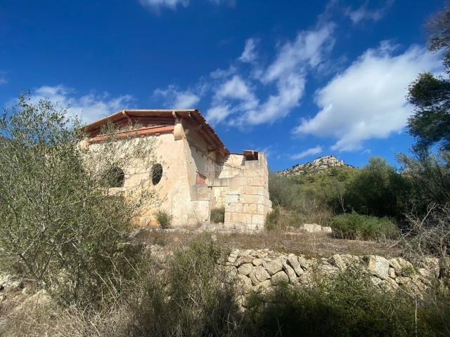Casa en venta en Baleares Sant Llorenç des Cardassar. Gorgeous 12.5hectare Property with an Existing House, Ready for Renovation in a Stunning and Completely Private Setting. Casas Sant Llorenç des.