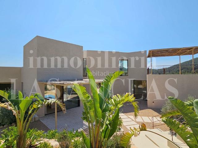 Casa en venta en Baleares Santa Eulària, Sant Carles. Villa a estrenar con arquitectura vanguardista y vistas despejadas al campo. Casas Santa.