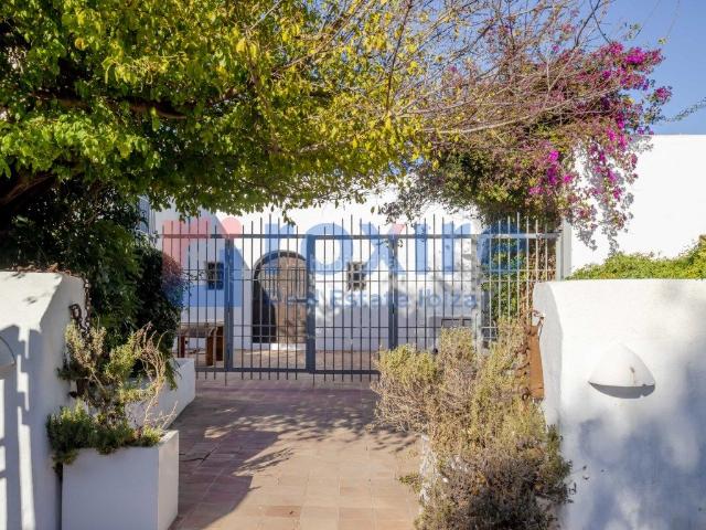 Casa en venta en Baleares Santa Eulària, Santa Gertrudis. Finca siglo XIX licencia residencial y comercial. 2 habitaciones. Casas Santa.