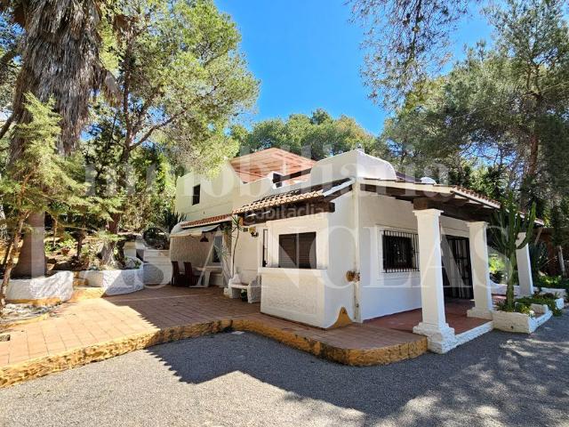 Casa en venta en Baleares Santa Eulària, Santa Eulària des Riu. Encantadora casa rústica con mucha privacidad cerca de la ciudad. Casas Santa.