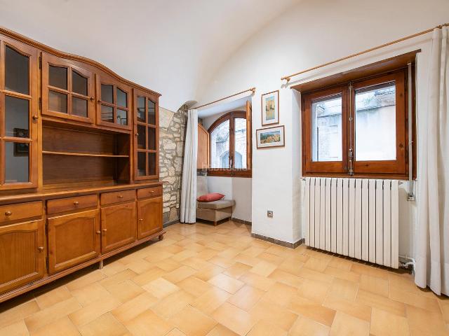 Casa en venta en Banyoles. BANYOLES. Es ven casa de poble amb encant al casc antic amb gran jardí i garatge. Casas.