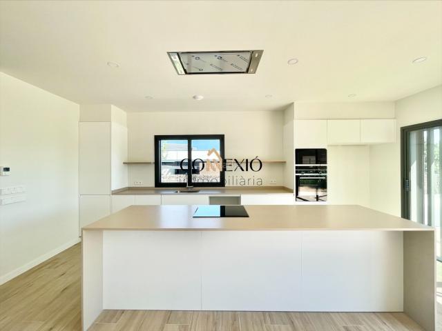 Casa en venta en Banyoles. Casa de obra nueva de una sola planta en Banyoles. Casas.