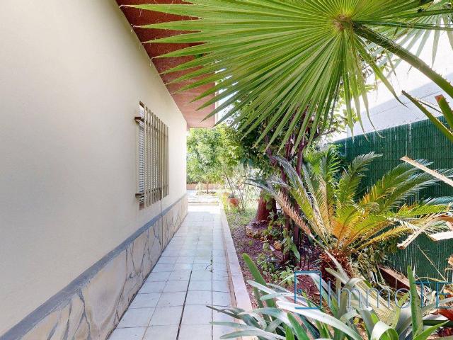 Casa en venta en Barberà del Vallès, Centre Eixample Can Llobet. CON GARAJE Y JARDÍN. Casas Barberà del.