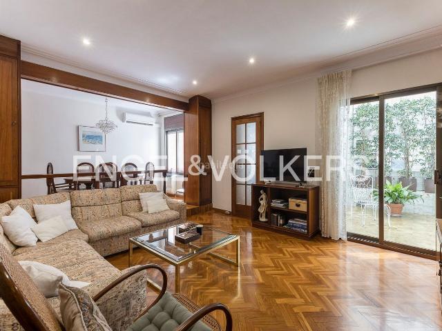 Casa adosada en venta en Barcelona, Can Baró. Una vivienda única donde espacio, luz y privacidad lo cambian todo. Casas adosadas.