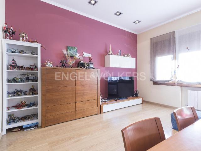Casa en venta en Barcelona, Horta. Fantástica casa con un gran garaje de 25 plazas. Casas.