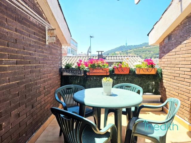 Casa en venta en Barcelona, La Teixonera. Bonita casa adosada en Horta Guinardó en calle tranquila,Oportunidad. Casas.