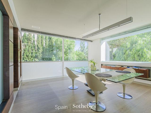 Casa en venta en Barcelona, Pedralbes. Impresionante casa unifamiliar en Pedralbes con jardín y piscina. Casas.