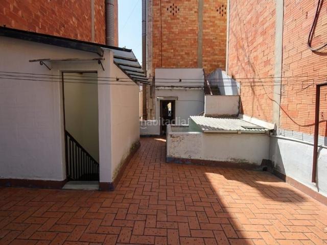 Casa en venta en Barcelona, Prosperitat. Casa de 146 m2 Terraza de 50 m2 y patio. Junto a la Vía Julia. Casas.