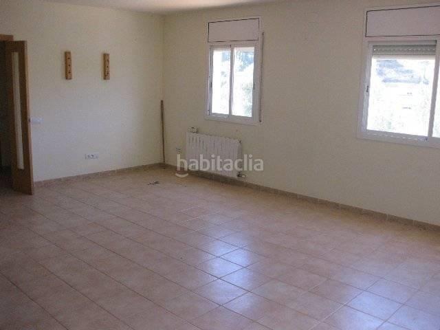 Casa en venta en Canyelles. Casa de 4 habitaciones, precisa reformas. Casas.
