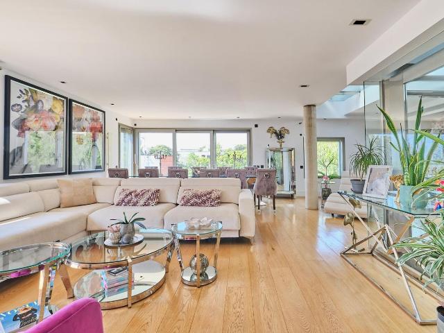 Casa en venta en Barcelona, Sarrià. Exclusiva propiedad moderna con múltiples terrazas en Sarrià con vistas impresionantes. Casas.