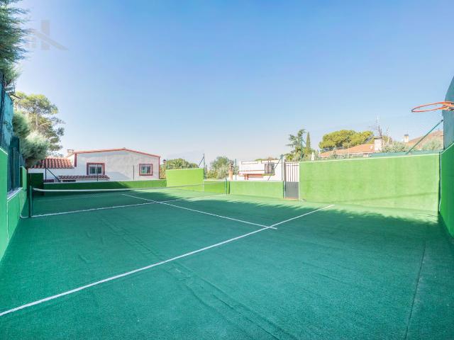 Casa en venta en Batres. Espectacular chalet independiente con vistas panorámicas al Castillo de Batres, piscina dual y casa de invitados. Casas.