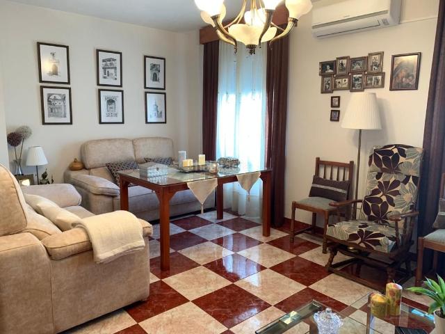 Casa en venta en Baza. casa seminueva. Casas.