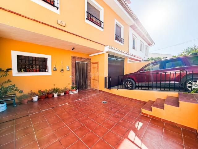 Casa en venta en Baza. Chalet independiente en venta en BAICO BAI, Baza. Casas.