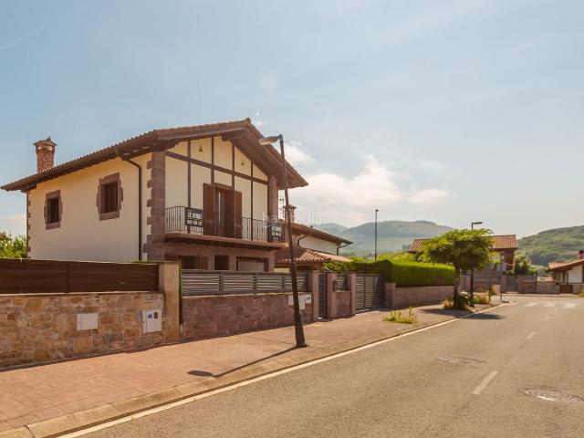 Casa en venta en Baztan. Espectacular casa independiente con jardín en Elizondo Valle de Baztán. Casas.