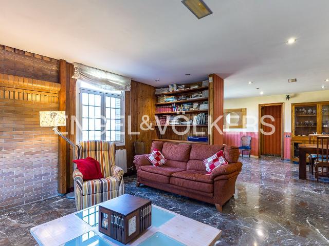 Casa en venta en Begues. Magnífica casa con amplios espacios y piscina privada. Casas.