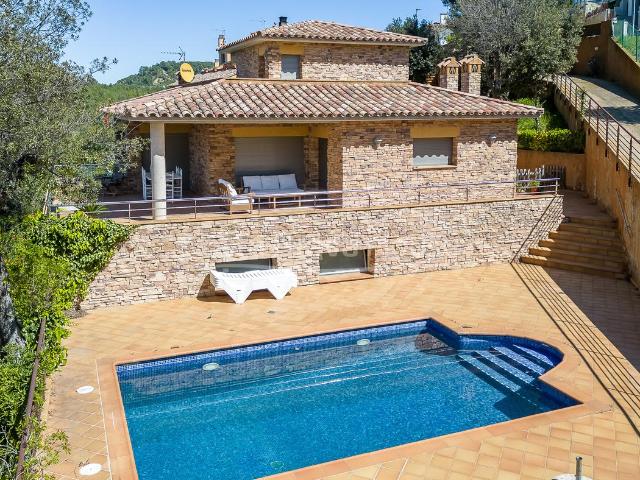 Casa en venta en Begur, Begur Costa Brava. Casa con jardín y piscina en venta en urbanización cercana a Begur. Casas.