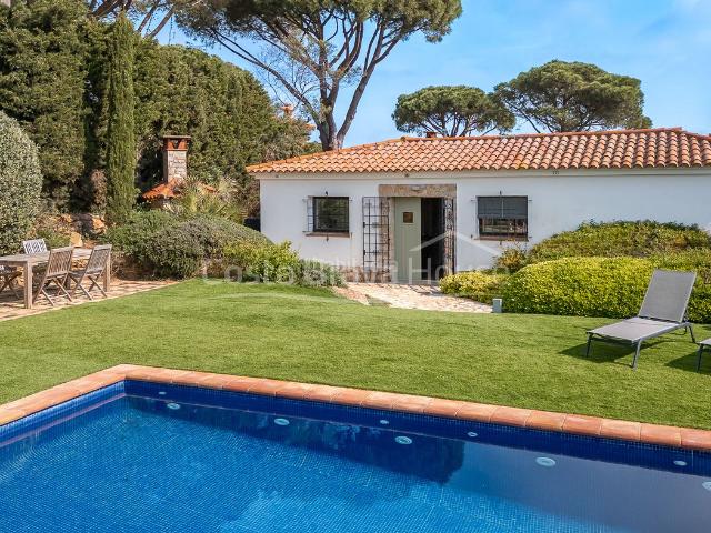 Casa en venta en Begur, Residencial Begur Esclanyà Costa Brava. Casa en venta en Begur con piscina privada, licencia turística y máxima privacidad en urbanización Casa de Campo. Casas.