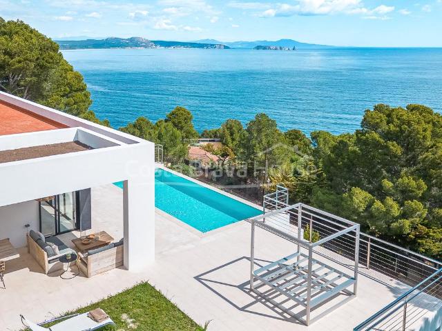 Casa en venta en Begur, Sa Riera Sa Fontansa Costa Brava. Espectacular villa contemporánea en Begur con vistas al mar, piscina desbordante y jardín privado. Casas.