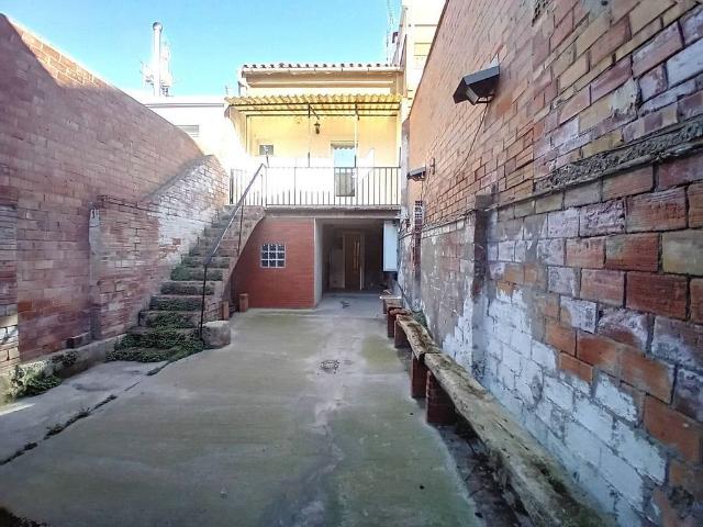 Casa en venta en Bell Lloc d´Urgell, de 314 m² 2 habitaciones por 150.000