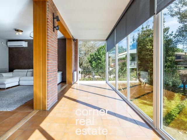 Casa en venta en Bellaterra. Magnifica casa orientada al sur. Casas.