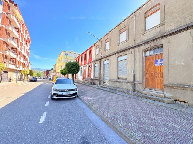 Casa en venta en Bembibre. CASA CON PATIO Y HUERTO PARA REFORMAR. Casas.