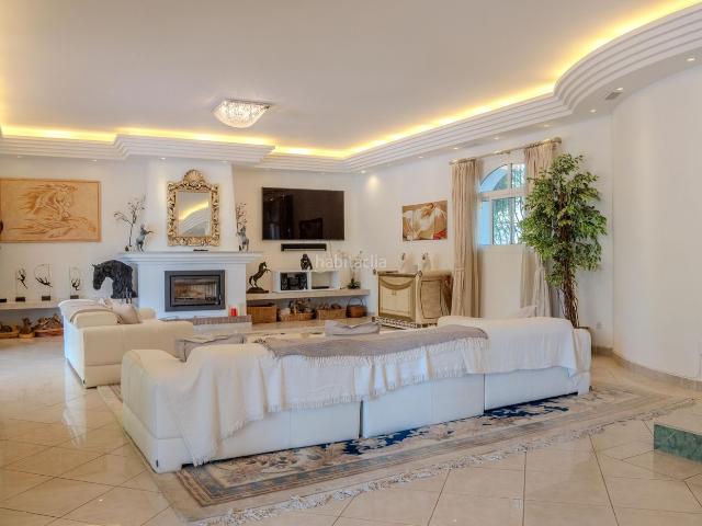 Casa en venta en Benahavís, Benahavís pueblo. Elegante Villa de 6 dormitorios con vistas panorámicas y piscina privada. Casas.