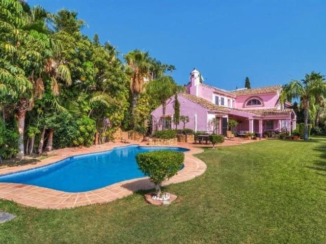 Casa en venta en Benahavís, Benahavís pueblo. Encantadora villa de estilo andaluz de cinco dormitorios en la comunidad cerrada Puerto de Los Almendros, Benahavis con apartament. Casas.