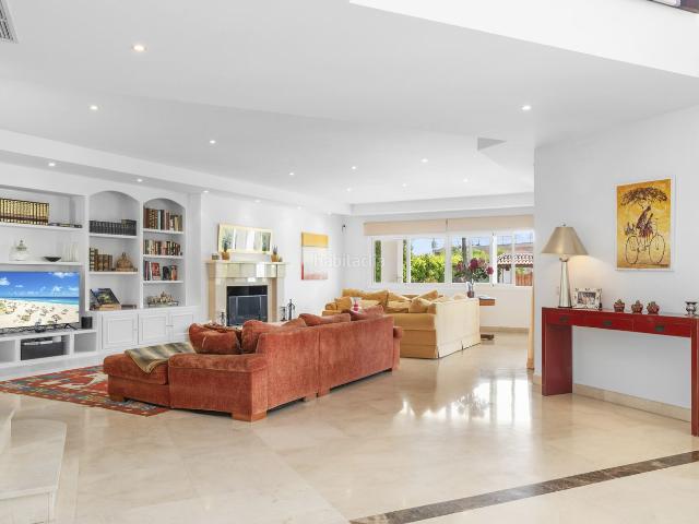 Casa en venta en Benahavís, El Paraíso. Elegante Villa de Estilo Andaluz con Vistas al Mar en Paraíso Alto Benahavis. Casas.