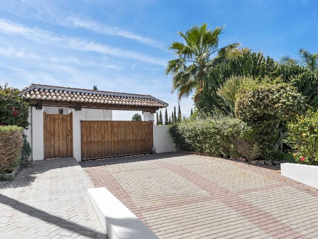Casa en venta en Benahavís, El Paraíso. Villa de estilo andaluz con vistas al mar en Paraíso Alto y total privacidad. Casas.