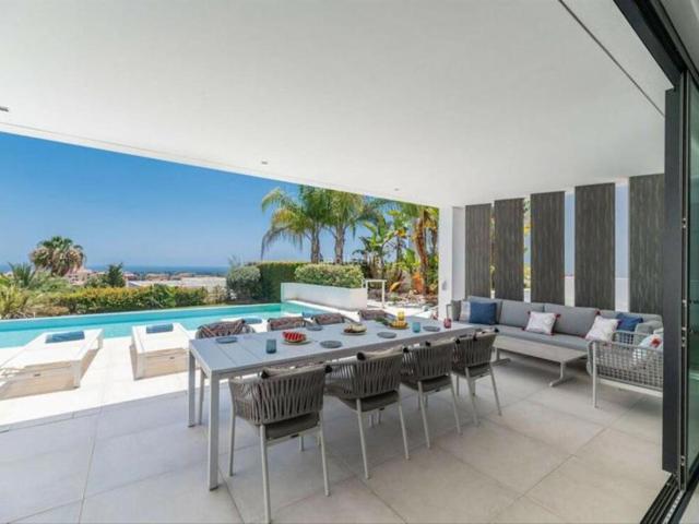 Casa en venta en Benahavís, La Alquería. Villa de lujo con vistas al mar en Benahavís, Málaga. Casas.