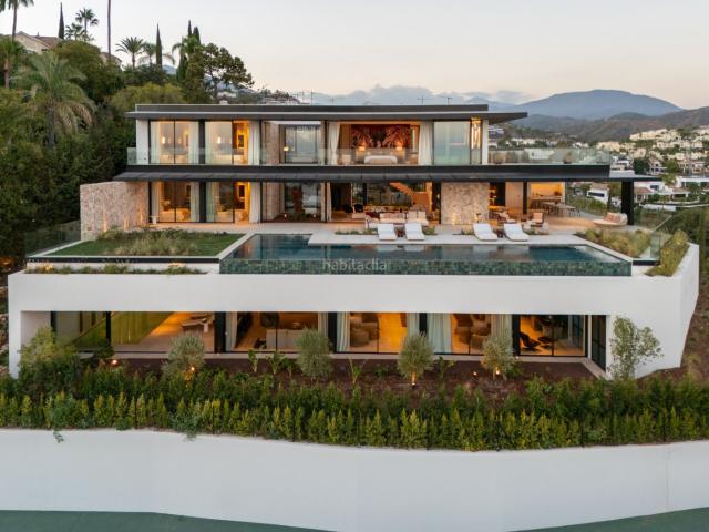 Casa en venta en Benahavís, La Quinta. En la cima de Herrojo Alto, con vistas panorámicas, nace una auténtica obra maestra Casa Orquídea. Un diseño moderno con elementos. Casas.