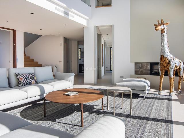 Casa en venta en Benahavís, La Quinta. Impresionante villa moderna de seis dormitorios con vistas panorámicas al mar y a la montaña en Lomas de La Quinta, Benahavís. Casas.