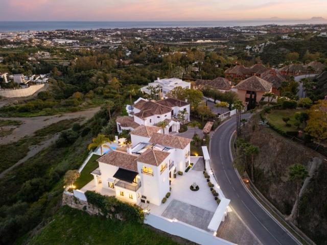 Casa en venta en Benahavís, La Quinta. La Quinta, Benahavis Villa Almira. Casas.