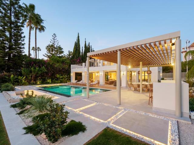 Casa en venta en Benahavís, La Quinta. Moderna villa mediterránea en La Quinta con 5 dormitorios, vistas panorámicas al mar, piscina privada y una planta de ocio con gim. Casas.