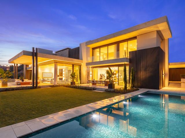Casa en venta en Benahavís, La Quinta. Villa contemporánea de lujo en La Quinta con 7 dormitorios, vistas panorámicas al mar, piscina privada y una privacidad excepciona. Casas.