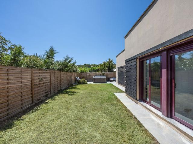 Casa en venta en Benahavís, Los Flamingos. Villa de 3 plantas con jardín privado Parque Botánico, Benahavís. Casas.