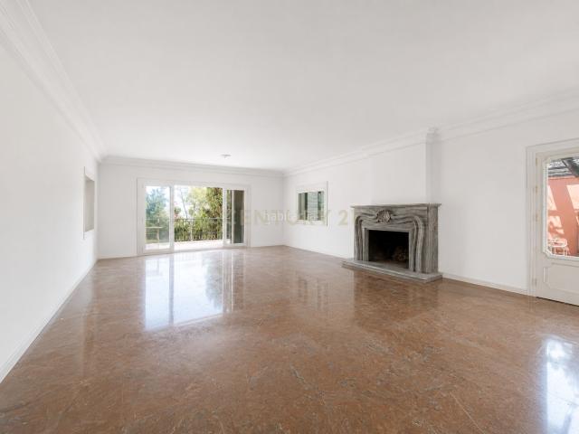 Casa en venta en Benalmádena, Solymar. Gran villa independiente con vistas al mar, piscina privada y enorme potencial en Benalmádena. Casas.