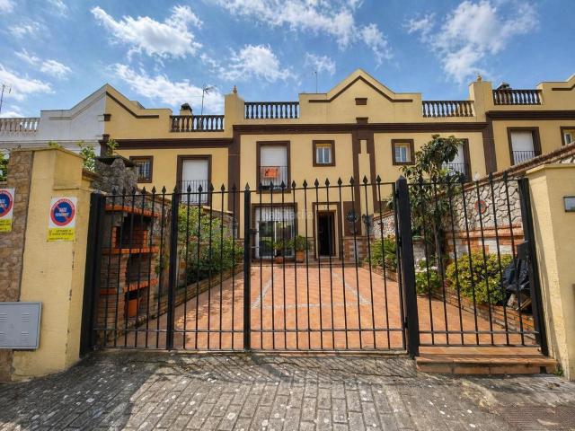 Casa en venta en Benalup. Casa de dos plantas con patio, jardín privado y terraza en Paseo de la Janda, BenalupCasas Viejas. Casas.