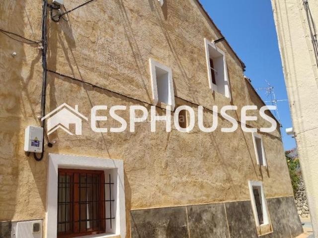 Casa en venta en Beniardá. Impresionante casa de pueblo en Beniarda con patio interior y terraza. Casas.