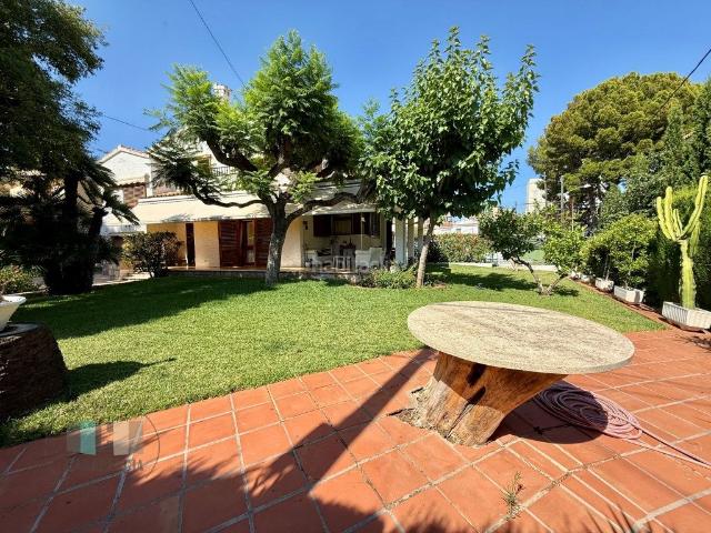 Casa en venta en Benicasim Benicàssim, Heliópolis. Villa a solo 300 metros de la playa con parcela de 1118 m2. Casas Benicasim.