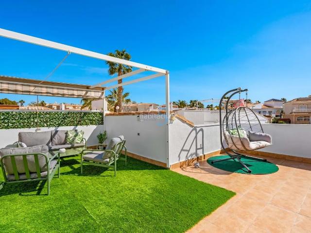 Casa en venta en Benijófar. Villa adosada de 3 dormitorios orientada al suroeste en una amplia parcela en la esquina, con solario y acceso directo a la piscin. Casas.