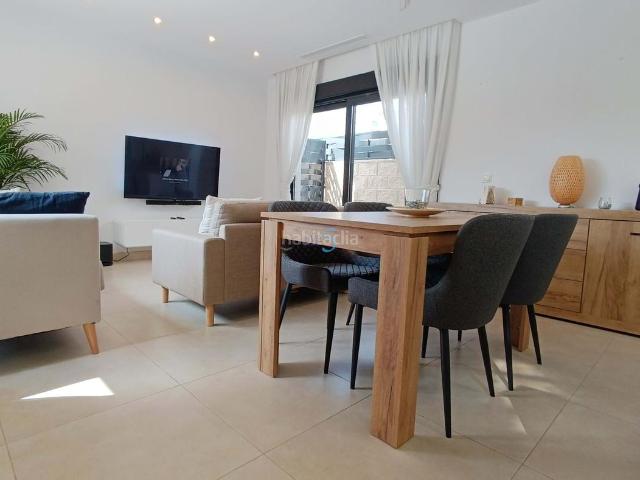 Casa en venta en Benijófar. Villa independiente de 3 dormitorios orientada al sur en una amplia parcela en la esquina con piscina privada, solario y vistas ab. Casas.