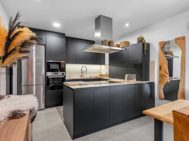 Casa en venta en Benijófar. Construida en 2021, esta extraordinaria villa combina arquitectura contemporaacutenea, confort de uacuteltima generacioacuten y un. Casas.