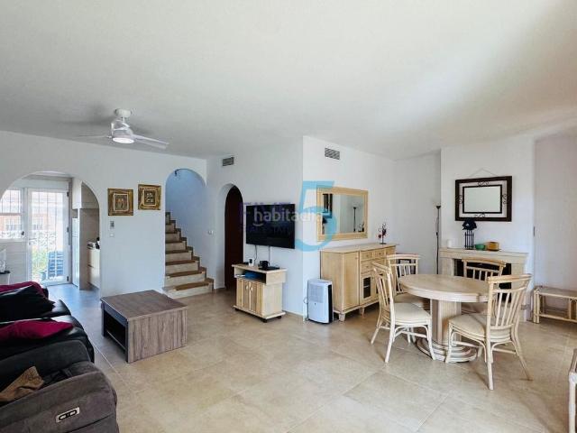 Casa en venta en Benijófar. Esta fabulosa villa independiente de dos dormitorios y dos baños está situada en el popular desarrollo del Parque Atalaya en Benij. Casas.