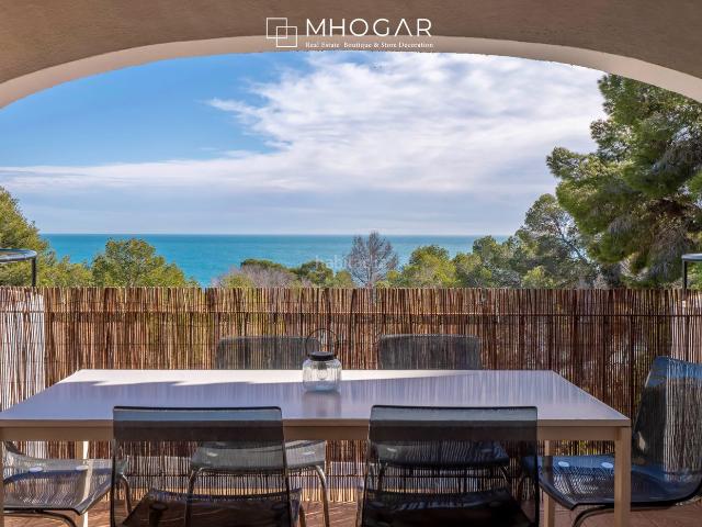 Casa en venta en Benissa, Cala Advocat Baladrar. Oportunidad de inversión, Villa mediterránea frente a Cala Baladrar con apartamentos independientes y local comercial, Benissa!. Casas.