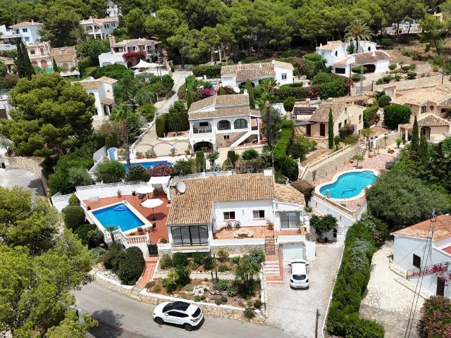Casa en venta en Benissa, La Fustera. Al llegar, una entrada privada ofrece aparcamiento seguro fuera de carretera para dos vehículos y conduce al garaje anexo. Los jar. Casas.