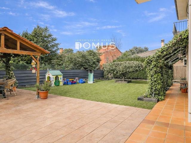 Casa en venta en Besalú, de 252 m² 4 habitaciones por 455.000