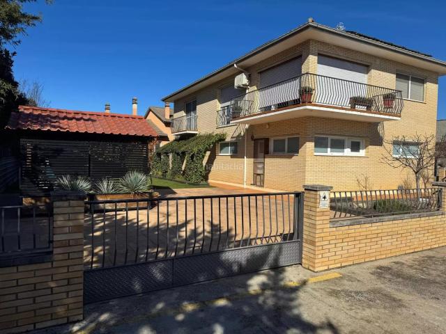 Casa en venta en Besalú. Magnífica casa aislada, situada en el pueblo de Besalú. Casas.